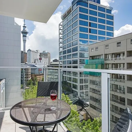 Tidy Studio Queens Resid With Balcony公寓